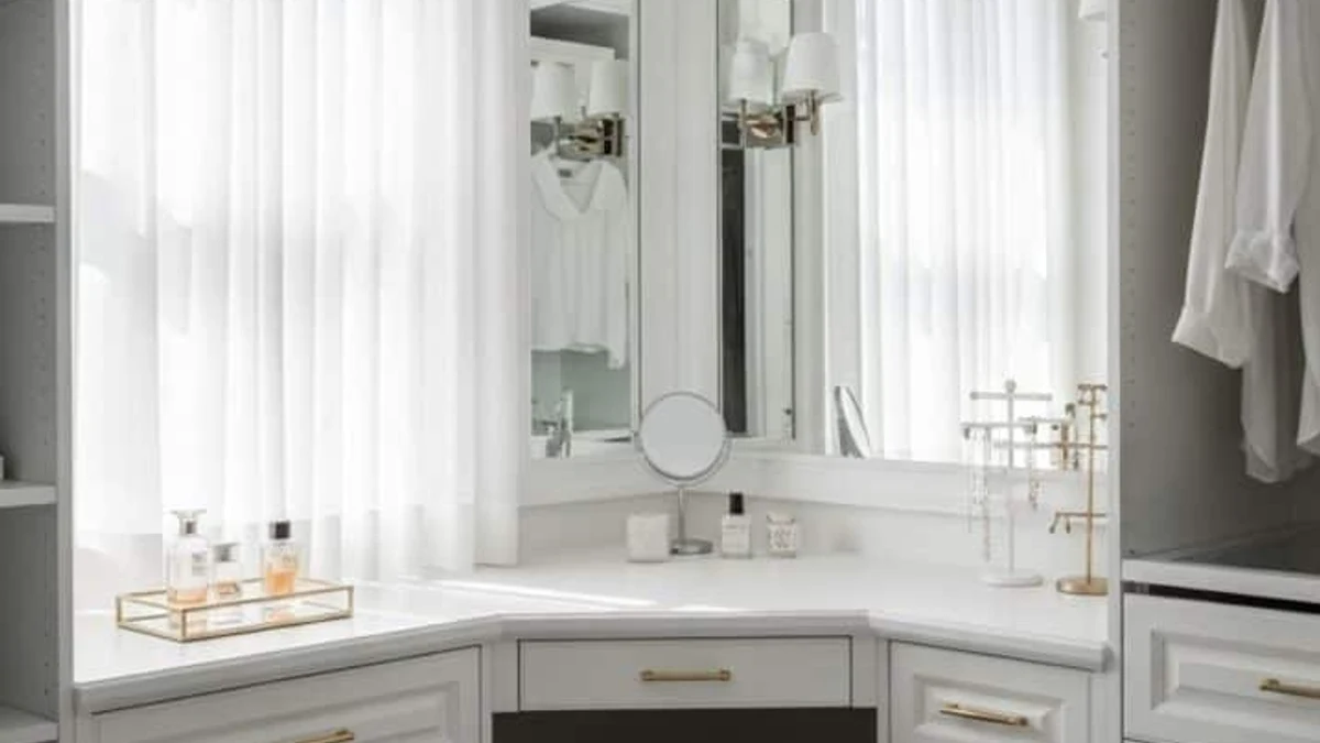 A minimalist desk-style vanity for dual function